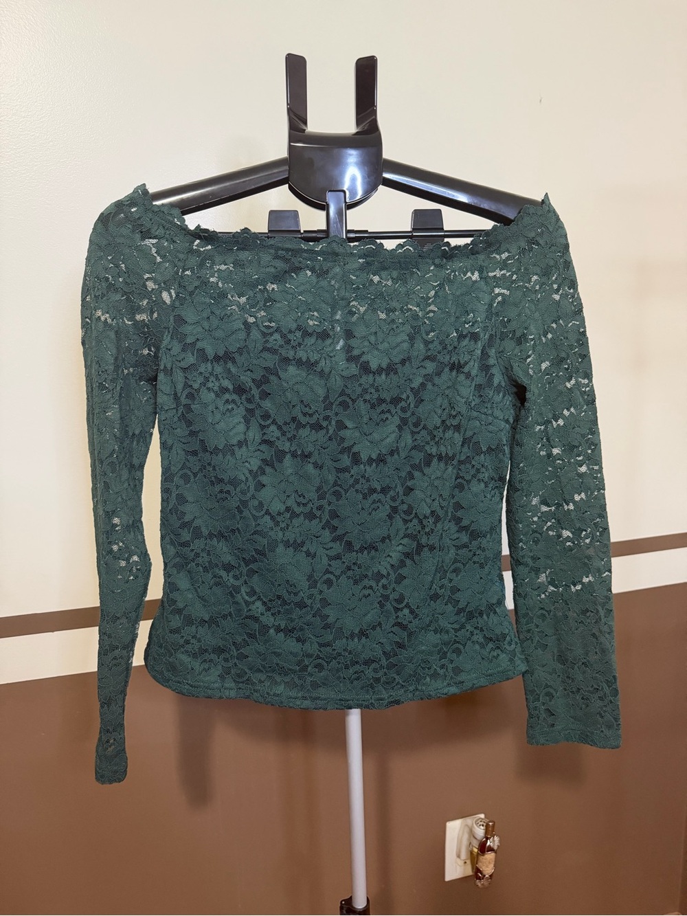Chic Me Elegant Off-Shoulder Lace Blouse in Forest Green NWOT